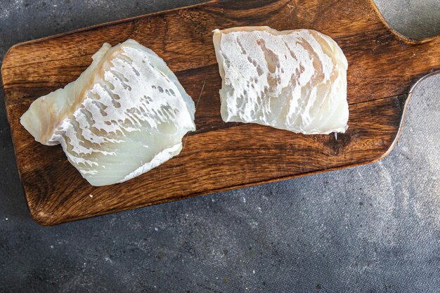 Merluzzo bianco filetto di pesce fresco pasto sano cibo spuntino dieta sul tavolo copia spazio cibo sfondo