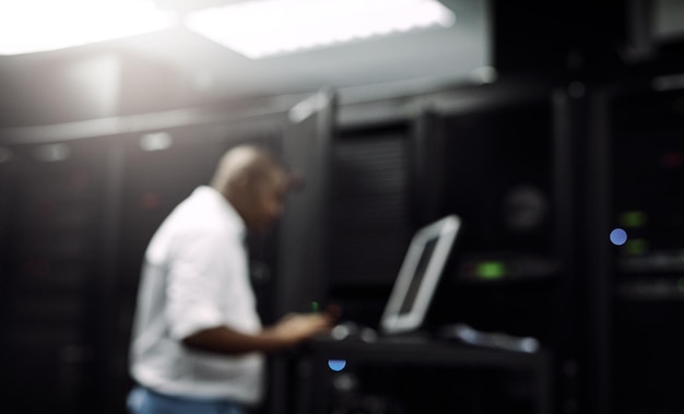 Codeer zwarte man of codering op computer in serverruimte voor big data tech glitch of digitale website IT-ondersteuning wazig of technicus typt op laptop testen UX-programmering of softwareontwikkeling