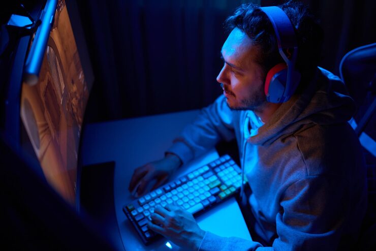 Photo a coder is working late at night on a computer screen coding and using a smartphone app