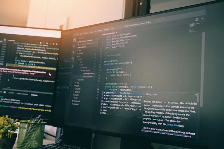Photo coder programmers working in office programmer analyst writing code coding program on screen computer for learning and developing programs digital coding scripts java language