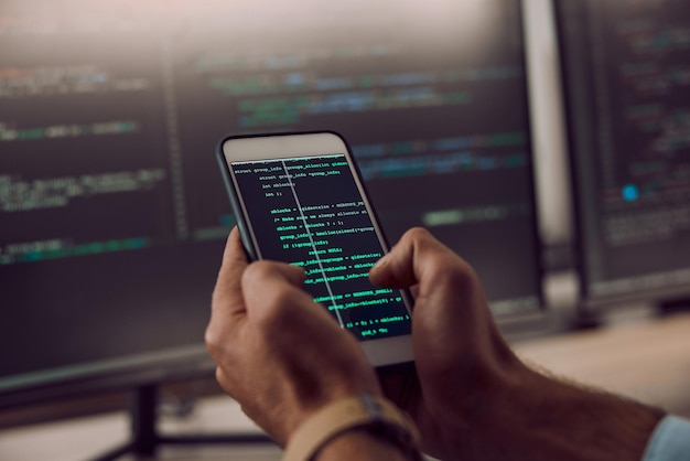 Codering smartphone in handen en man programmeur en computersoftware update informatietechnologie en code Cybersecurity ux en netwerk met wifi webdesign en cyberspace met cpu-programmering