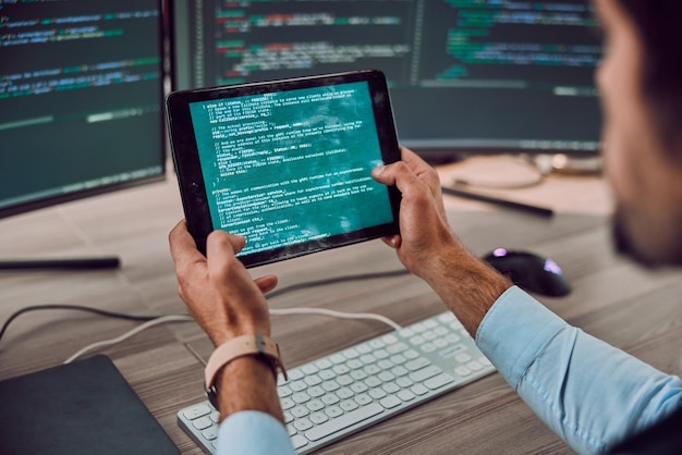 Codering van computer en tablet in handen met man programmeur en software-update IT en code aan bureau Cybersecurity ux en netwerk met wifi webdesign en cyberspace met tech en cpu-programmering