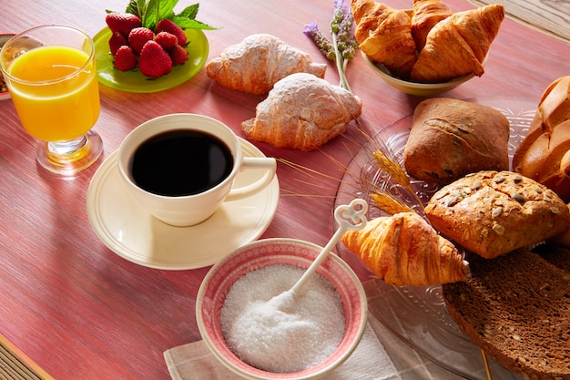 Foto colazione a base di caffè con pane croissant al succo d'arancia