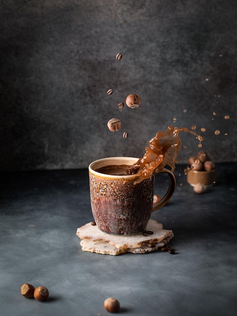 Coffe cacao balancerende foto met gemalen noten