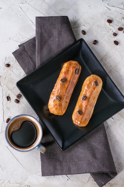 Coffe eclair met kop koffie