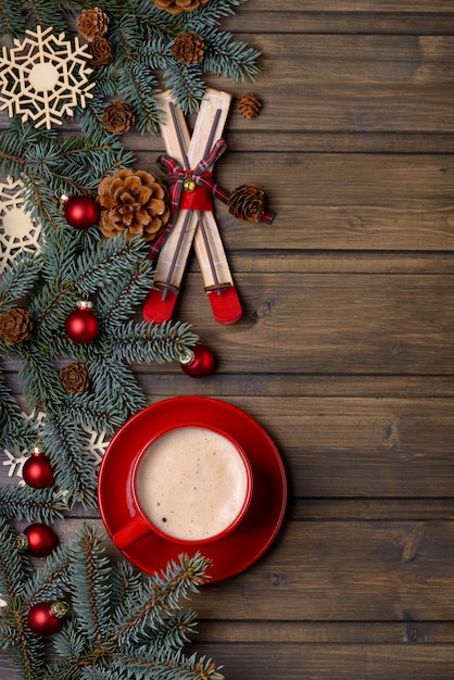 写真 木製の背景にコーヒーとクリスマスの装飾