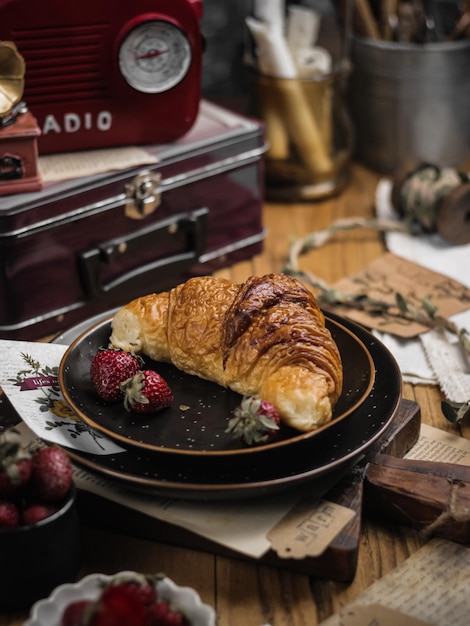 写真 テーブルの上のコーヒーとクロワッサン フランス式朝食