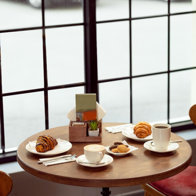 사진 흰색 테이블에 있는 커피와 크루아상 프랑스식 아침 식사