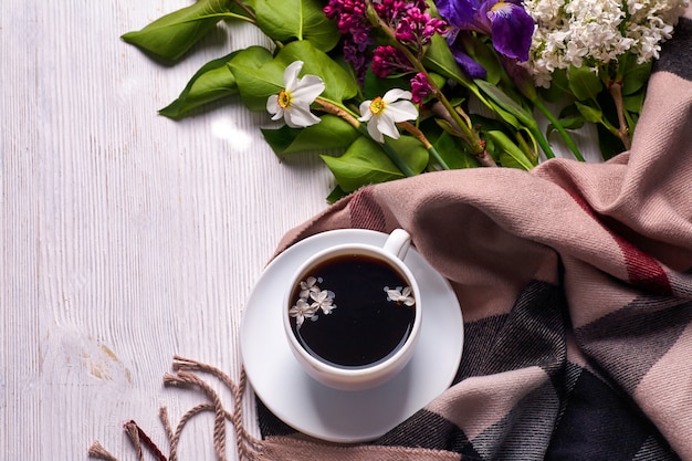 写真 コーヒーとさまざまなライラックの花