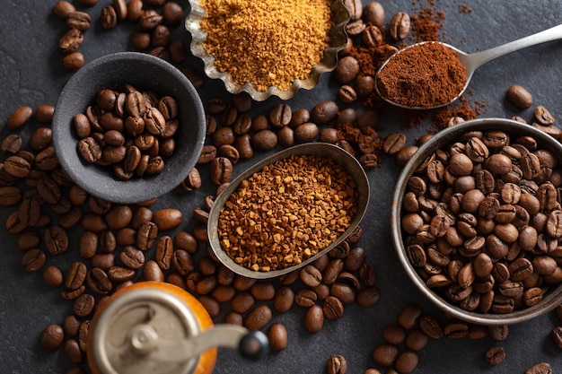 Sfondo di caffè o concetto di caffè con chicchi di caffè su ciotole e zucchero. vista dall'alto