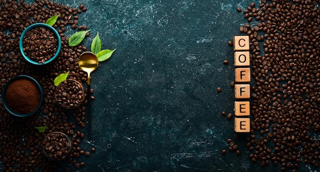 Foto sfondo del caffè caffè in tazze e chicchi di caffè su uno sfondo di pietra nera vista dall'alto spazio libero per il testo