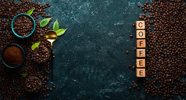 写真 コーヒーの背景黒い石の背景にカップとコーヒー豆のコーヒー上面図テキストの空きスペース