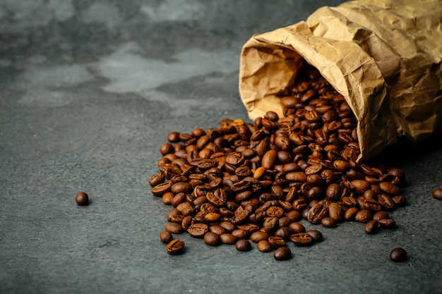 Sfondo di caffè. chicchi di caffè tostati su uno sfondo scuro. banner di caffè per menu, design e decorazione