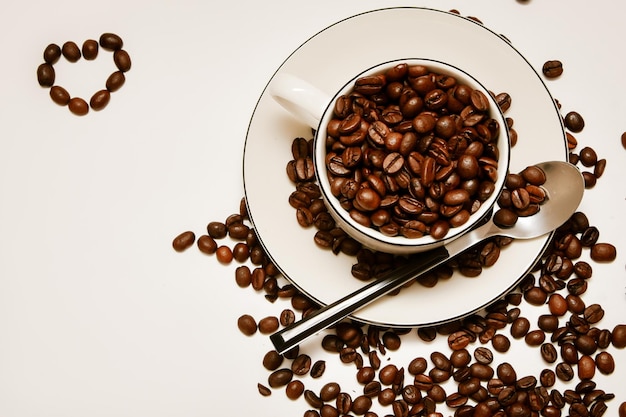 豆と白いカップとコーヒーの背景パブバーレストランでコーヒーを作る上面図