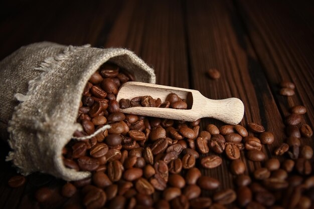 Foto una borsa di fagioli di caffè su uno sfondo di legno