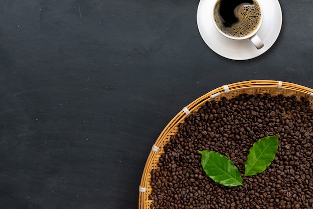 黒のセメントの床にコーヒー豆