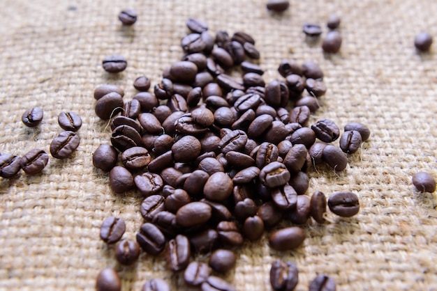 Photo coffee bean on burlap background