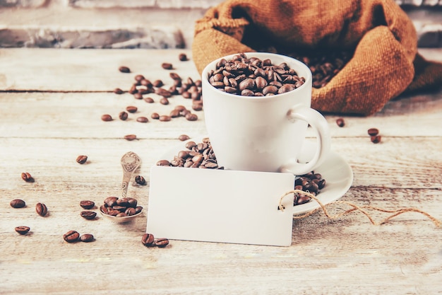 Chicco di caffe. una tazza di caffè. messa a fuoco selettiva.