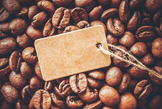 Chicco di caffe. una tazza di caffè. messa a fuoco selettiva.