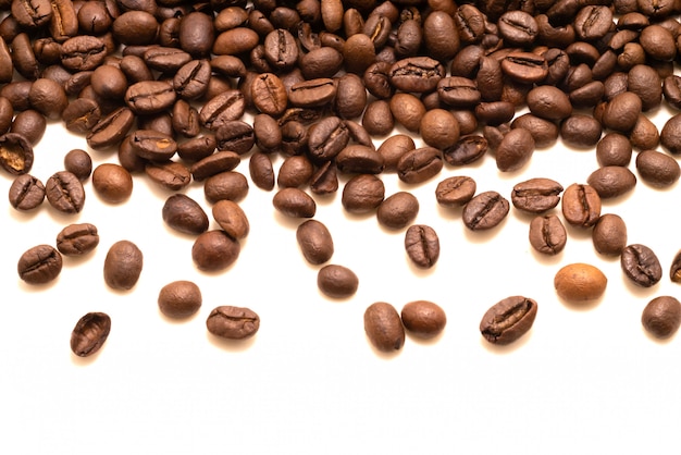 Foto studio isolato del chicco di caffè sparato su bianco