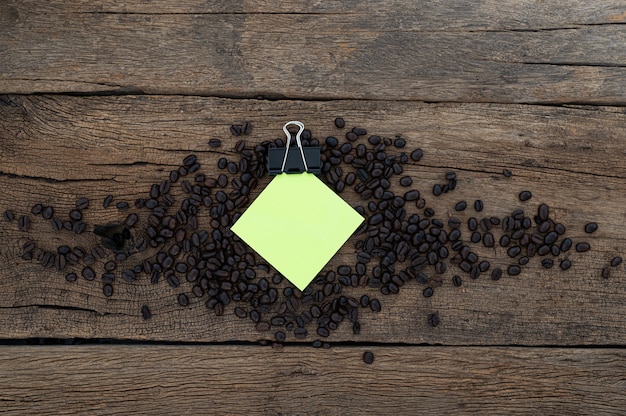 Documento per appunti del chicco di caffè alla scrivania, vista dall'alto