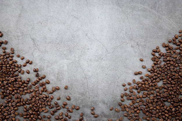 Chicco di caffè sul vecchio pavimento di cemento