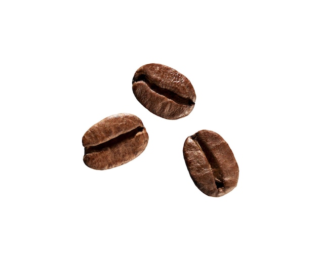 Кофе в зернах Жареный кофе в зернах, изолированные на белом фоне