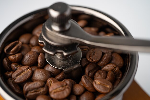 Photo coffee bean roasted in wooden grinder