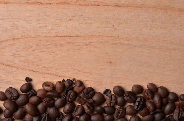 Кофе в зернах и деревянный фон с пустым пространством для текста