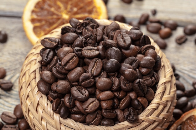 木製のボウルにコーヒー豆