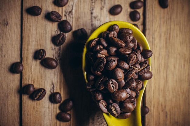 Chicco di caffè su fondo di legno