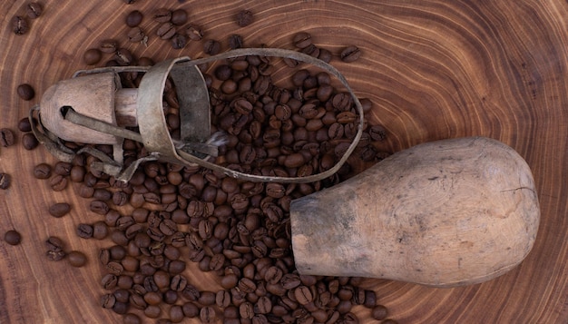 Chicchi di caffè in un'antica bottiglia di legno su un tavolo di legno