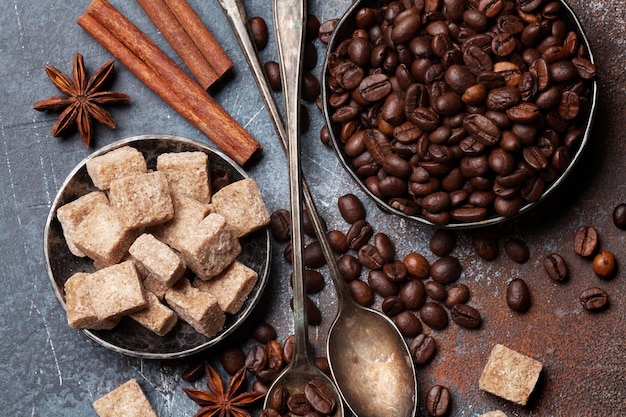 写真 コーヒー豆と砂糖