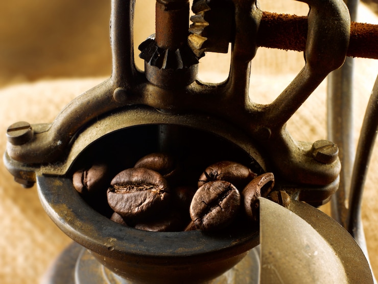 Photo coffee beans in antique coffee grinder