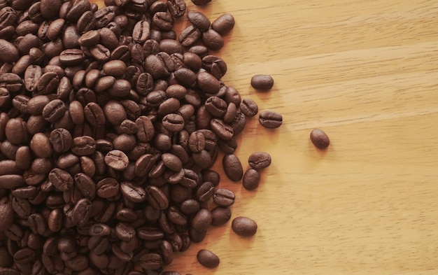 背景のコーヒー豆。コーヒーの種