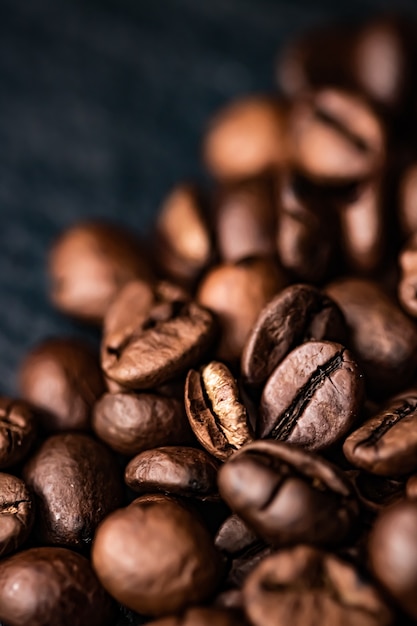 풍부한 풍미의 최고의 아침 음료와 고급스러운 블렌드를 곁들인 커피 콩 배경 볶은 시그니처 콩