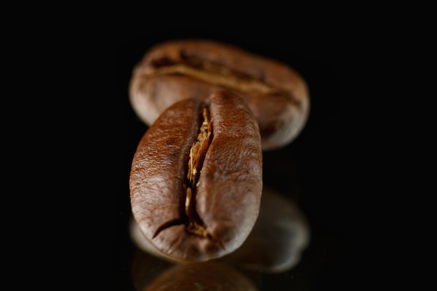 黒の背景にコーヒー豆 反射と黒の背景にコーヒー