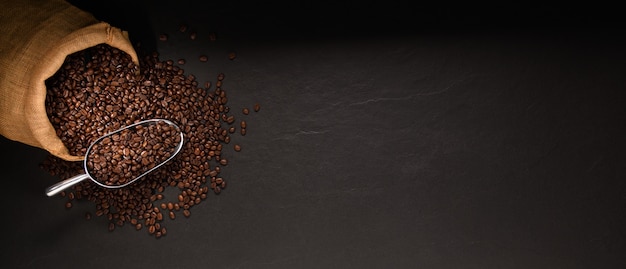 Кофе в зернах в мешковине на черном фоне