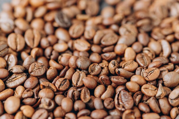 Кофе в зернах крупным планом на темном фоне