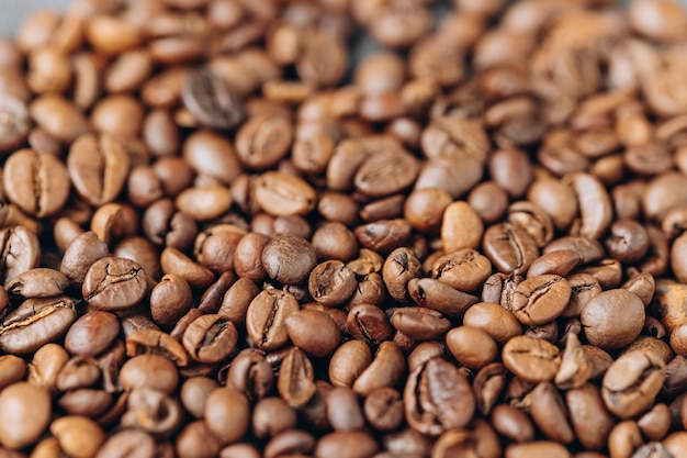 Primo piano di chicchi di caffè su sfondo scuro