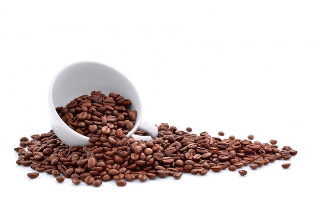 白で隔離されるコーヒーカップのコーヒー豆
