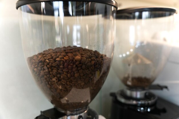 Foto fagioli di caffè una macchina da caffè closeup focalizzazione selettiva
