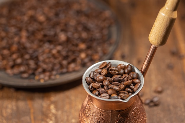 銅ジェズヴェのコーヒー豆、ブラックコーヒーのコンセプト