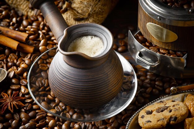 커피 원두와 숟가락으로 커피 한 잔