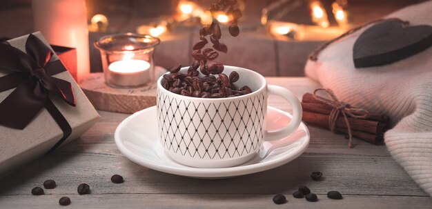 Foto chicchi di caffè in una tazza