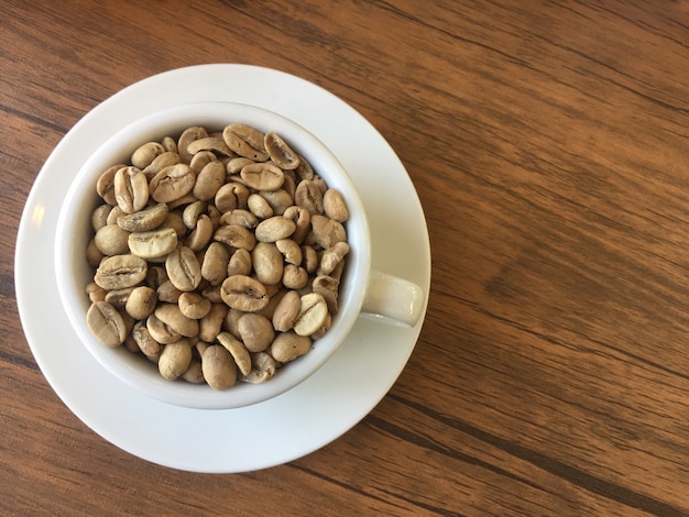 Chicchi di caffè in una tazza