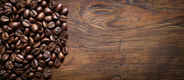 写真 コーヒー豆が木製の表面に表示されテキストのスペースがある上空の視点から