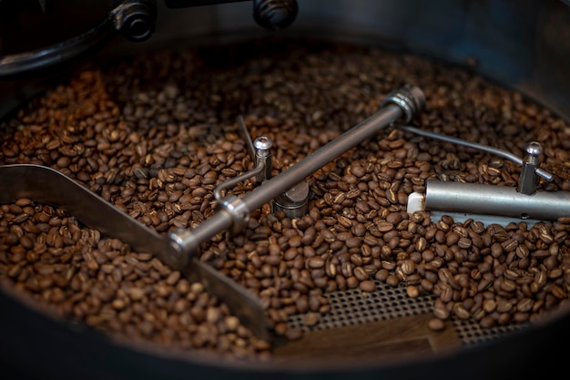 Foto fagioli di caffè durante il processo di torrefazione