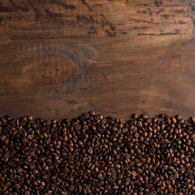 Foto chicchi di caffè ai bordi sul tavolo