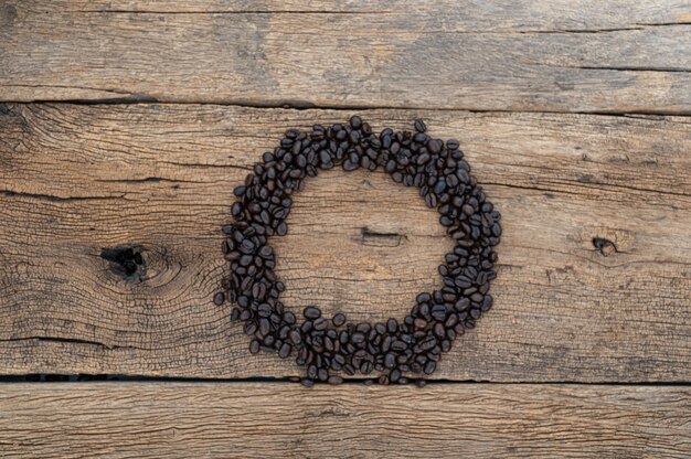 Chicchi di caffè sul pavimento di un tavolo in legno